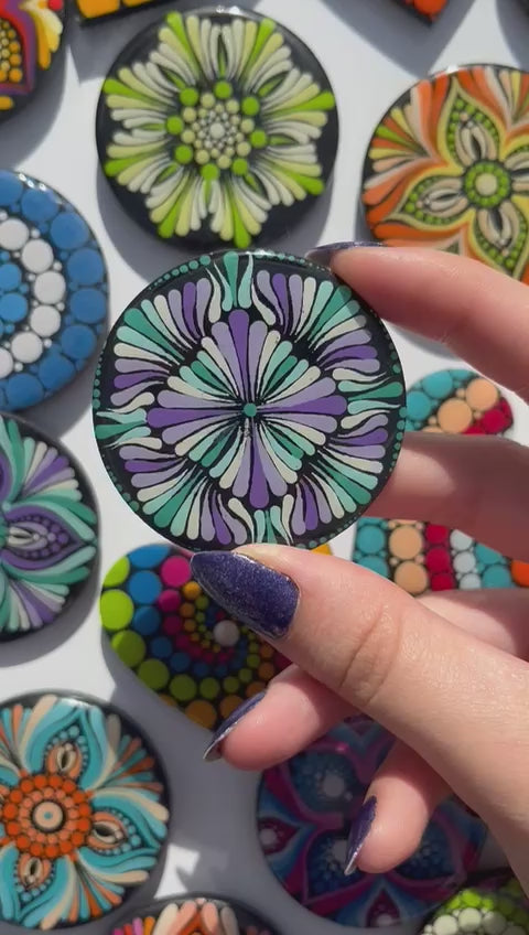 Ímã Mandala em MDF 5 cm – Pontilhismo Artesanal com Acabamento em Resina